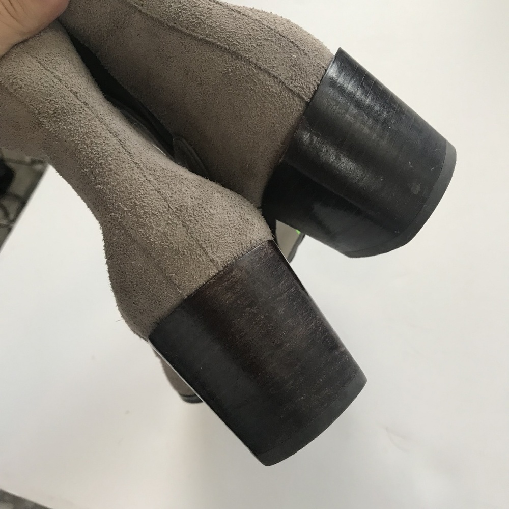 BLOWOUT SALE Pour La Victoire gray suede booties - Picture 3 of 8